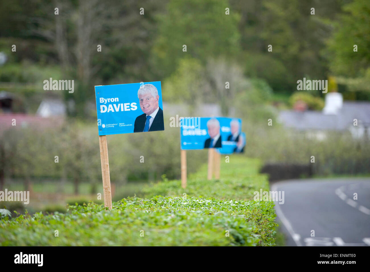 Vicino a Swansea, Regno Unito. 8 Maggio, 2015. Indicazioni per il new Gower MP Byron Davies sul ciglio della strada a Parkmill sulla Penisola di Gower vicino a Swansea oggi. Credito: Phil Rees/Alamy Live News Foto Stock