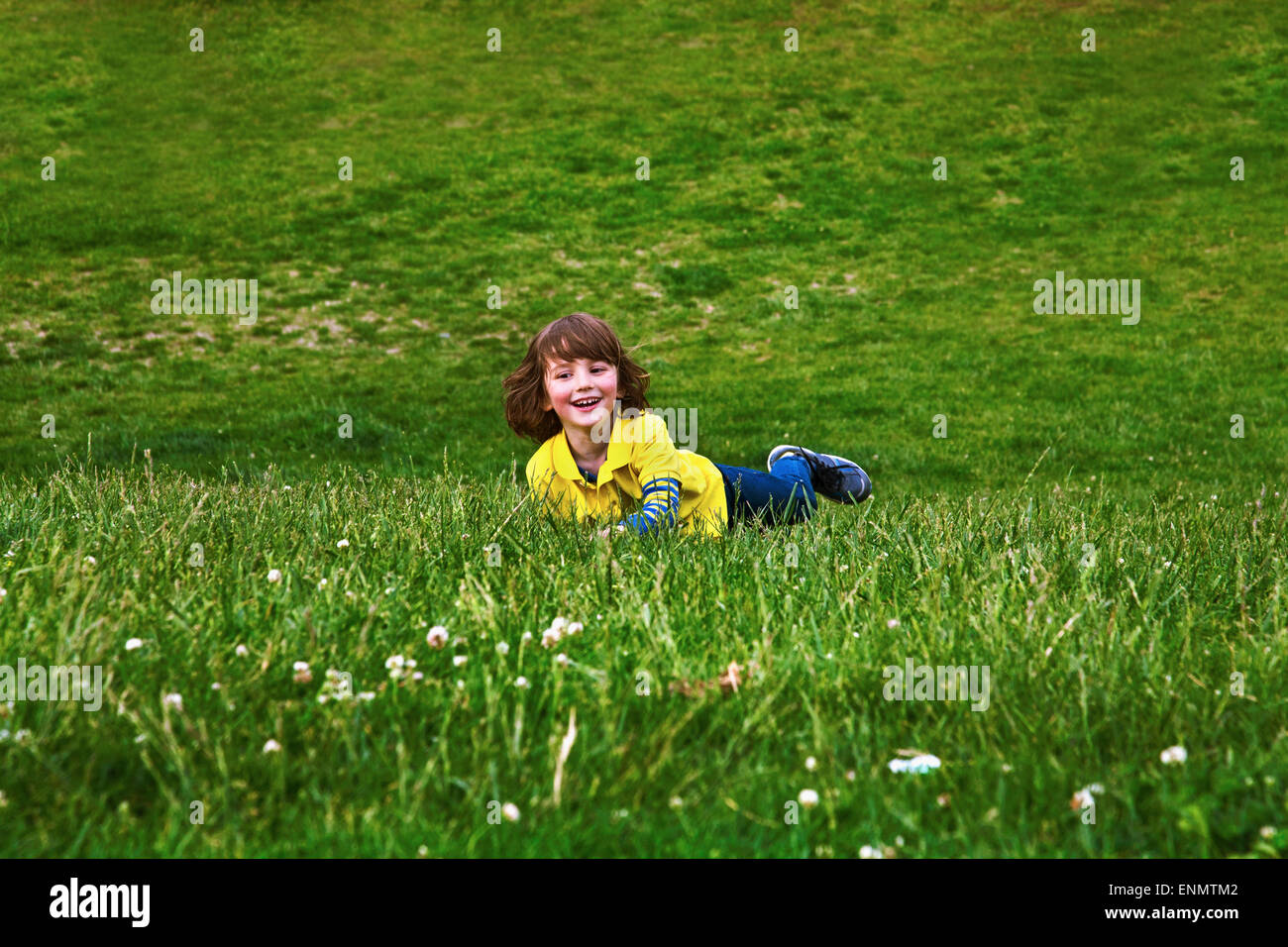 Ragazzo giocando in campo, Barcellona, Spagna Foto Stock