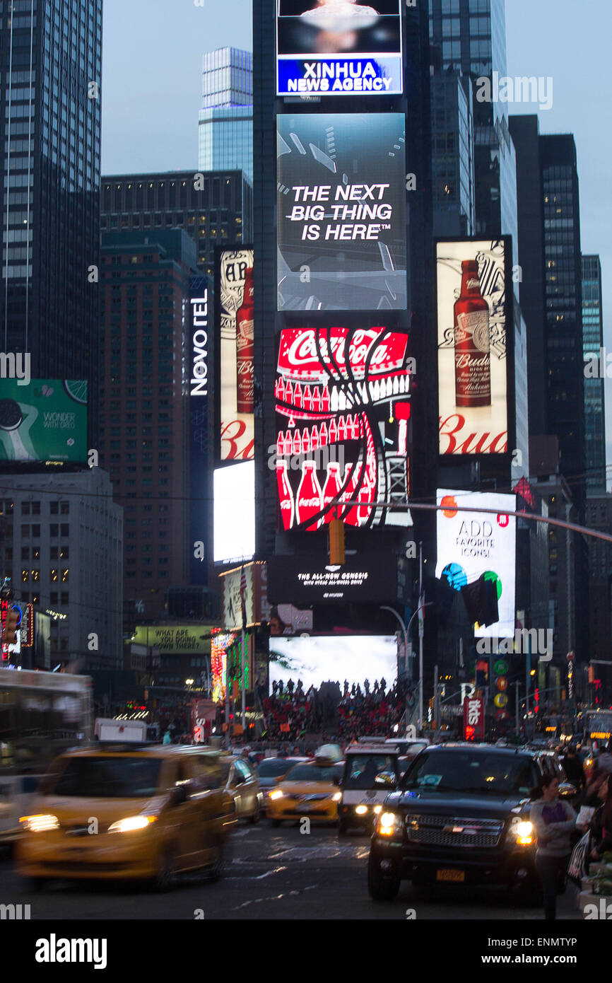 Times Square NY - come il giorno si affievolisce la vita notturna inizia a midtown Manhattan... Foto Stock