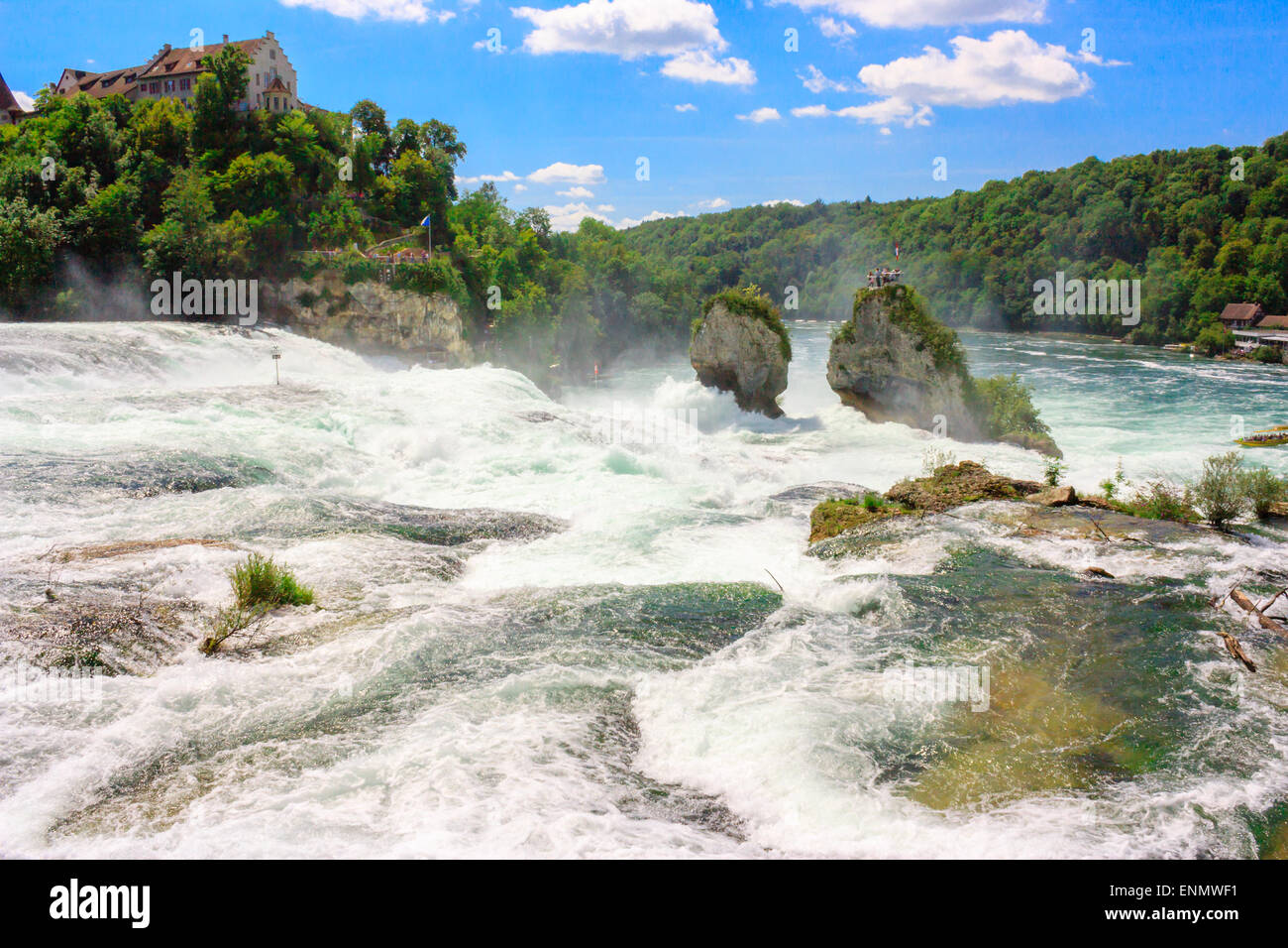 Rheinfall - la cascata più grande in Europa, che si trova in Schaffhausen, Svizzera. Due massiccio di roccia nel mezzo del fiume offrono Foto Stock