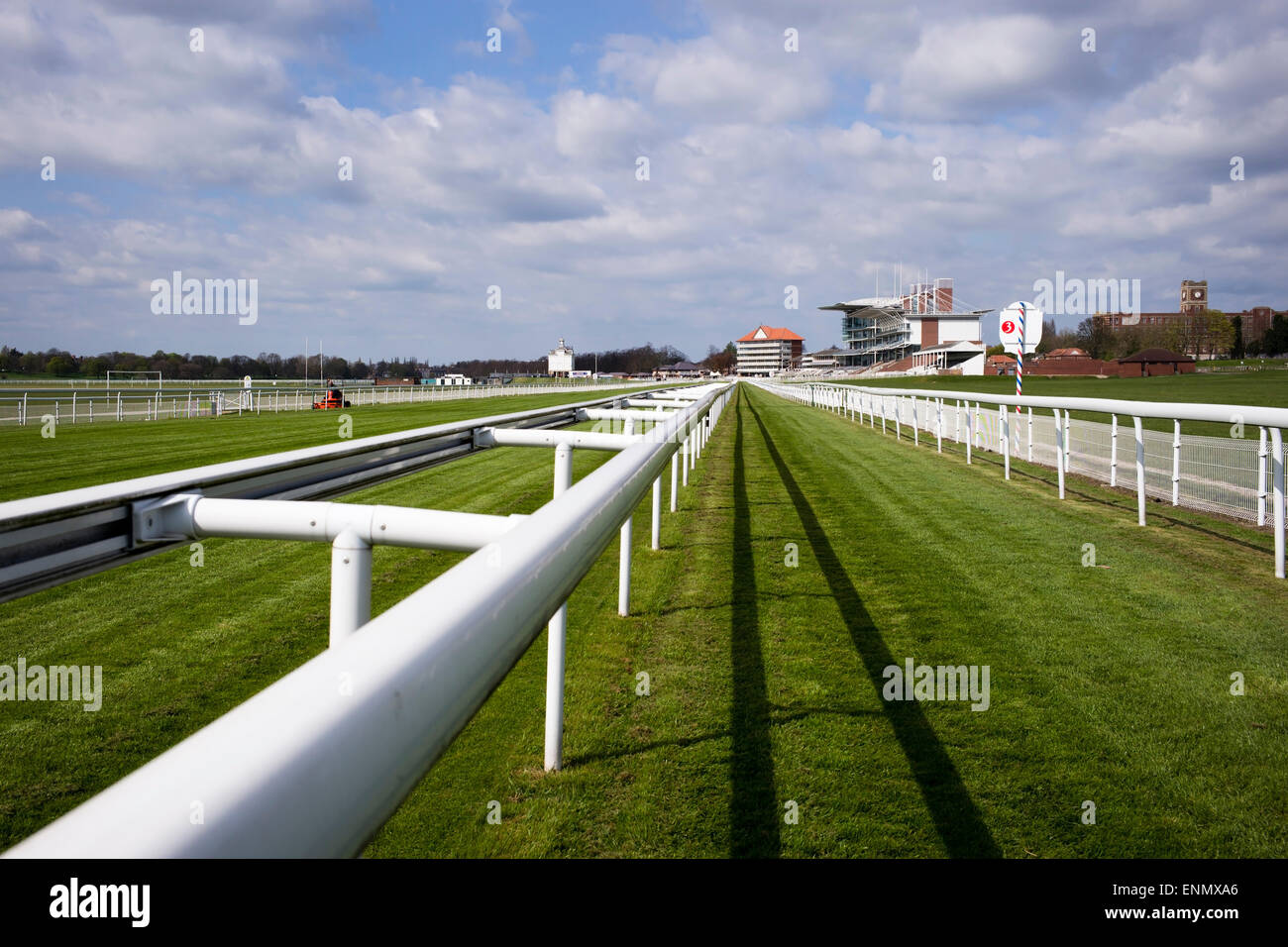 Una vista prospettica dall'interno via, tre furlongs dalla finitura a York racecourse, nello Yorkshire, Inghilterra Foto Stock