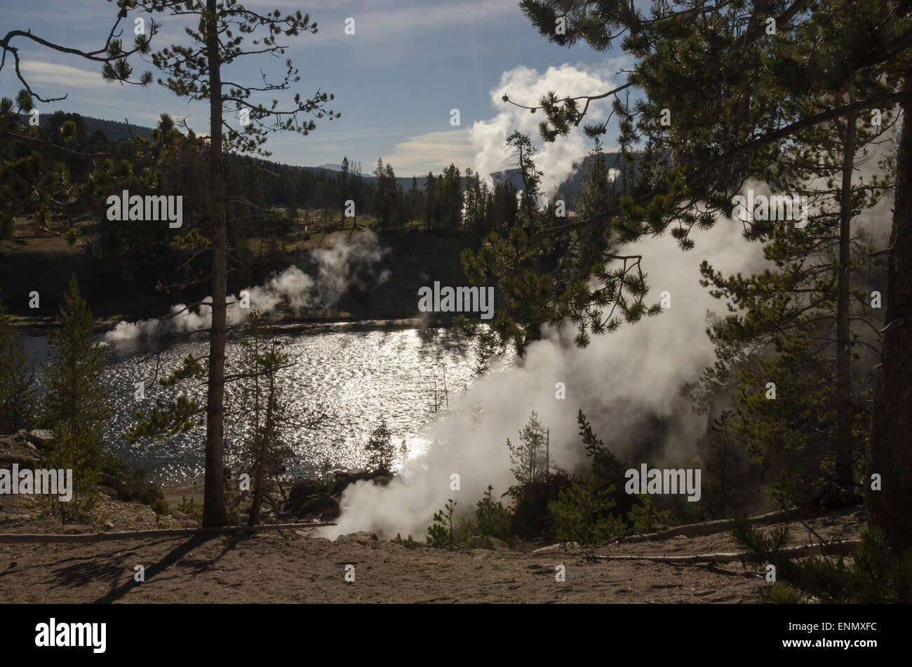 Le fumarole lungo il fiume Yellowstone belch vapore, il Parco Nazionale di Yellowstone, Wyoming Foto Stock