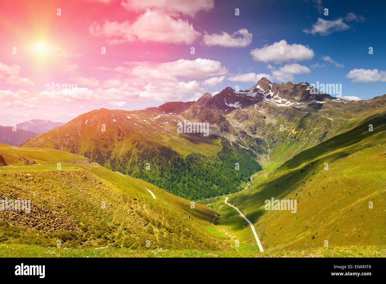 Colorato paesaggio alpino paesaggio con impostazione di Sun verso il basso Foto Stock