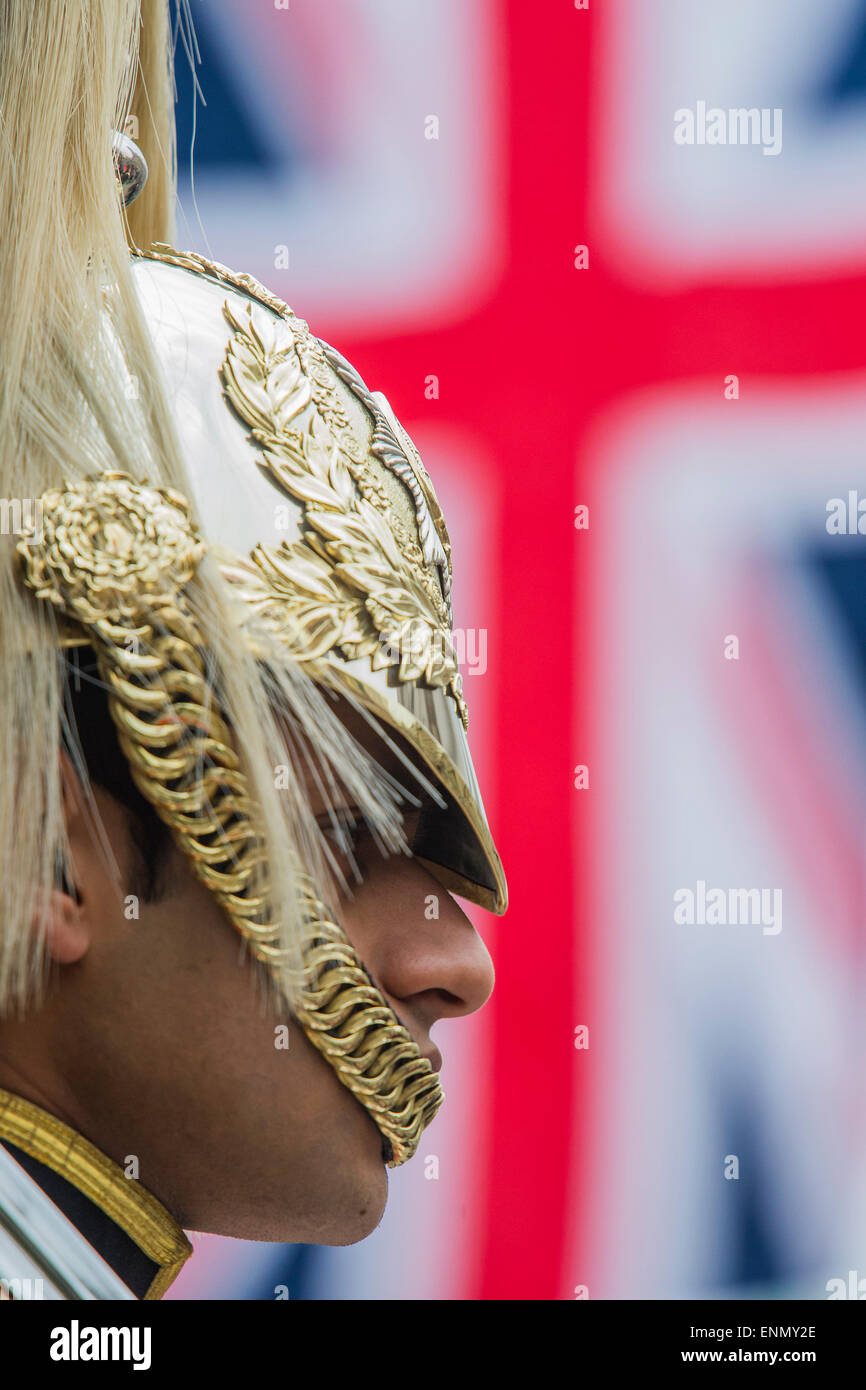 Londra, Regno Unito. 8 Maggio, 2015. VE Giorno 70 commemorazioni - Tre giorni di eventi a Londra e in tutto il Regno Unito la marcatura storico anniversario della fine della Seconda Guerra Mondiale in Europa. Trafalgar Square, scena di giubilanti celebrazioni che segnano la fine della Seconda Guerra Mondiale in Europa il 8 maggio 1945, svolge un ruolo centrale in una serie di eventi nazionali, che includono un servizio di ricordo presso il Cenotafio, un concerto in la sfilata delle Guardie a Cavallo, un servizio di ringraziamento a Westminster Abbey, una sfilata di personale di servizio e i veterani e un flypast. Credito: Guy Bell/Alamy Live News Foto Stock