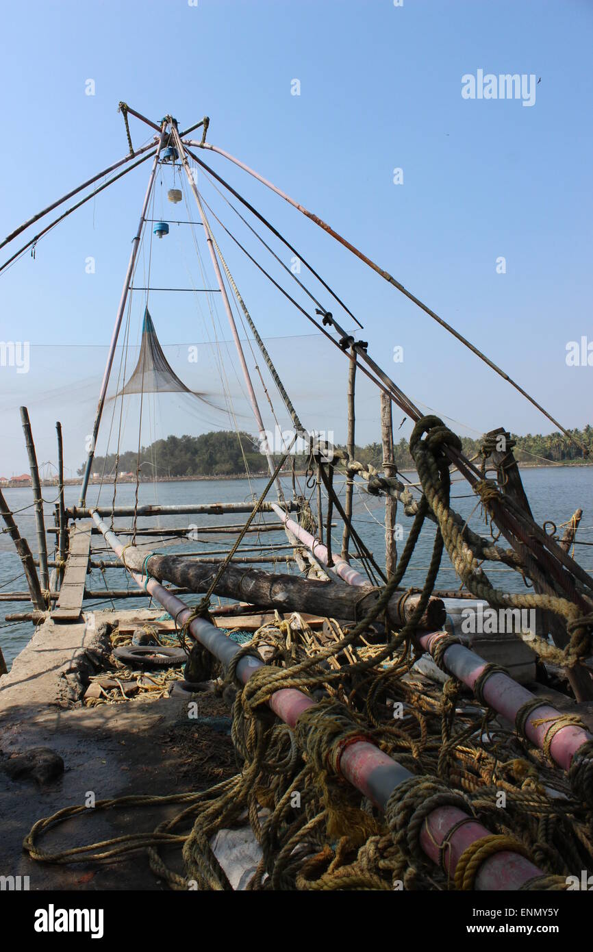 Un semiscafi rete da pesca che mostra affrontare, sul foreshore vicino alla punta nord dell isola di Vypeen. Foto Stock