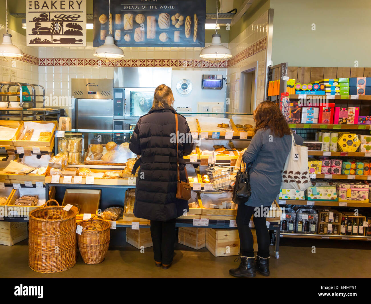 Donne shopping presso un Marks & Spencer semplicemente supermercato alimentare panificio Foto Stock