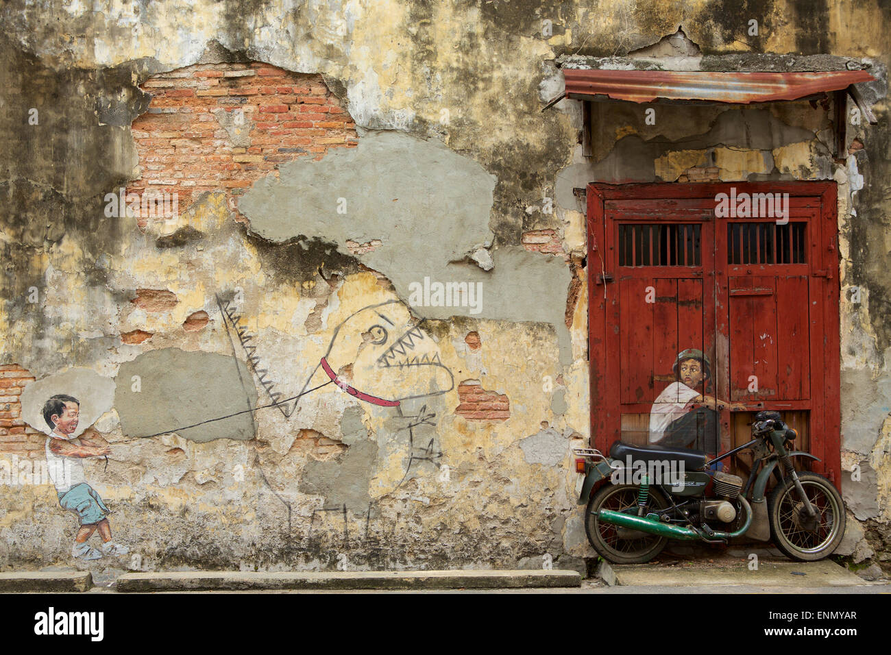 Tecnica mista su una stessa parete ruvida in Penang Malaysia. Graffiti di dinosauro e ragazzi asiatici sulla motocicletta. Foto Stock