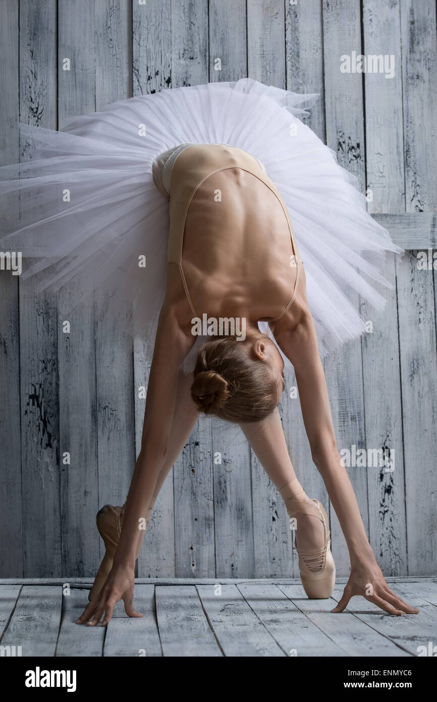 Ballerina vestita di bianco tutu rende sporgersi in avanti Foto Stock
