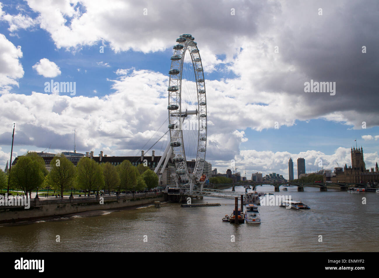 London Eye, una famosa ruota panoramica Ferris in le rive del fiume Tamigi. Il cielo blu con nuvole. Foto Stock