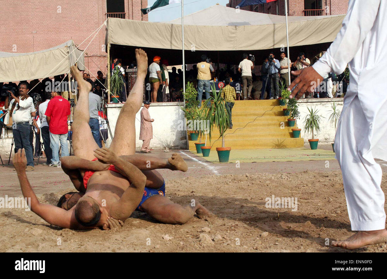 Lottatori in azione durante il wrestling tradizionale Malh concorso organizzato dal Punjab il dipartimento di polizia tenutosi presso la polizia il quartier generale della linea di Gujar Qila Singh a Lahore venerdì 08 maggio, 2015. Foto Stock