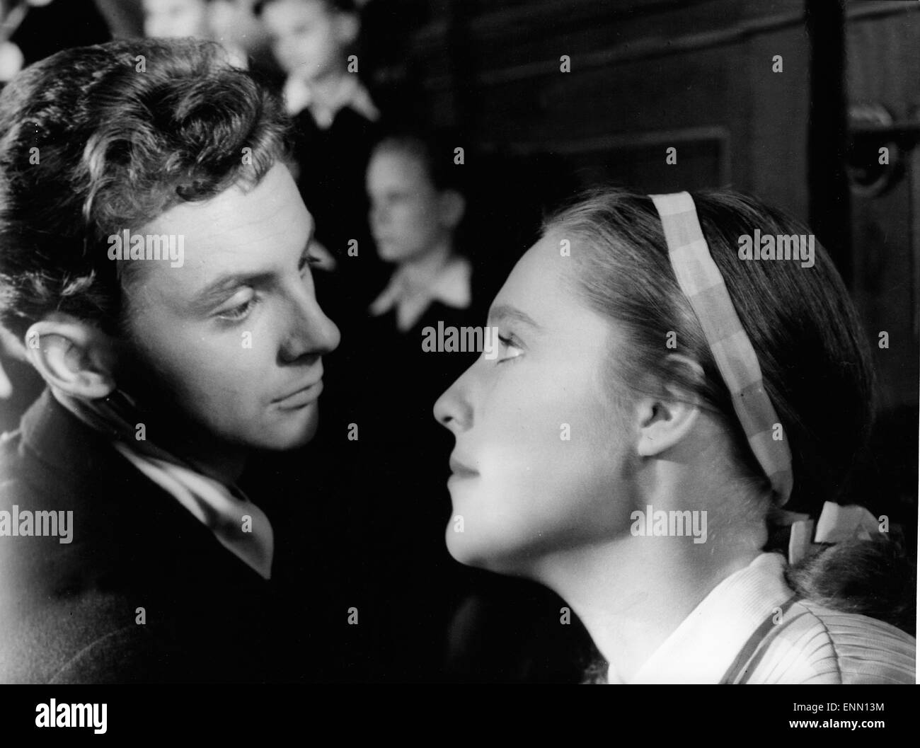 Drei Mädchen spinnen, Deutschland 1950, Regie: Carl Froelich, Darsteller: Harald Juhnke, Susanne Körber-Harlan Foto Stock