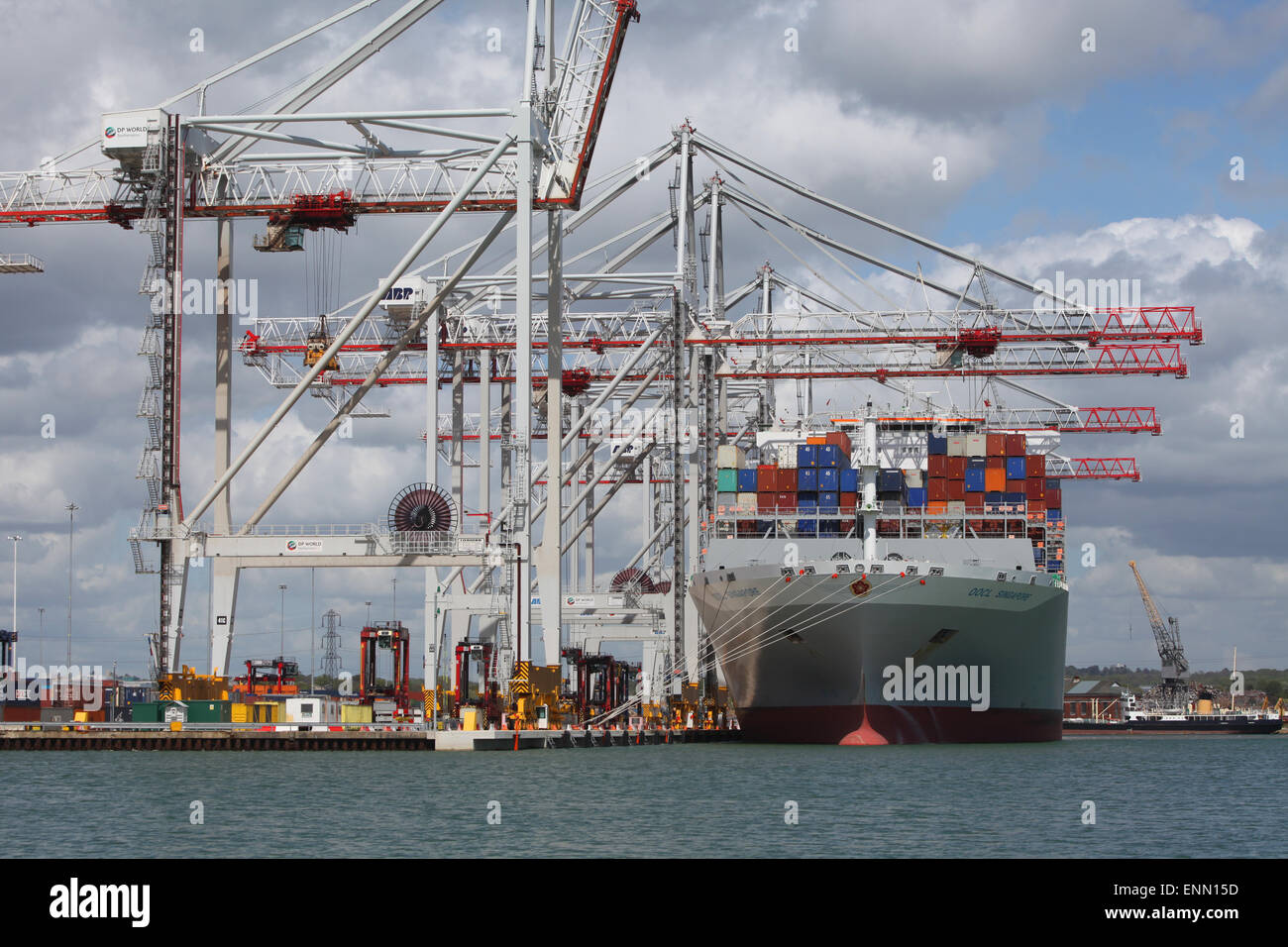 Nave portacontainer OOCL Singapore raffigurato in Southampton Docks contenitore porta Foto Stock