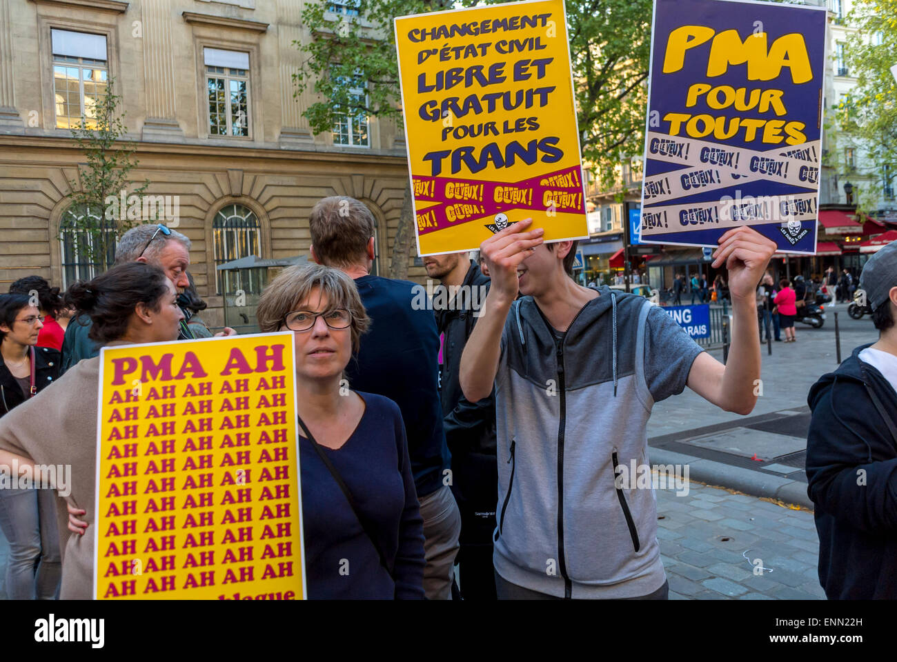 Parigi, Francia., dimostrazione di strada, 2° anniversario della legge di matrimonio gay, protesta di LGBT N.G.O. per l'accesso al M.A.P. Diritti di riproduzione, (PMA) manifesto francese di protesta sociale contro la discriminazione Foto Stock