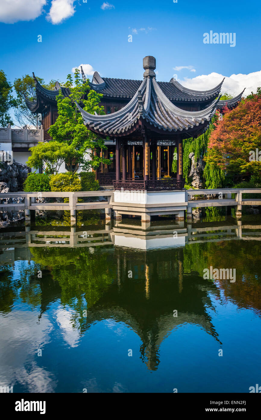 Pagoda riflettendo in uno stagno presso la LAN su giardino cinese, a Portland, Oregon. Foto Stock