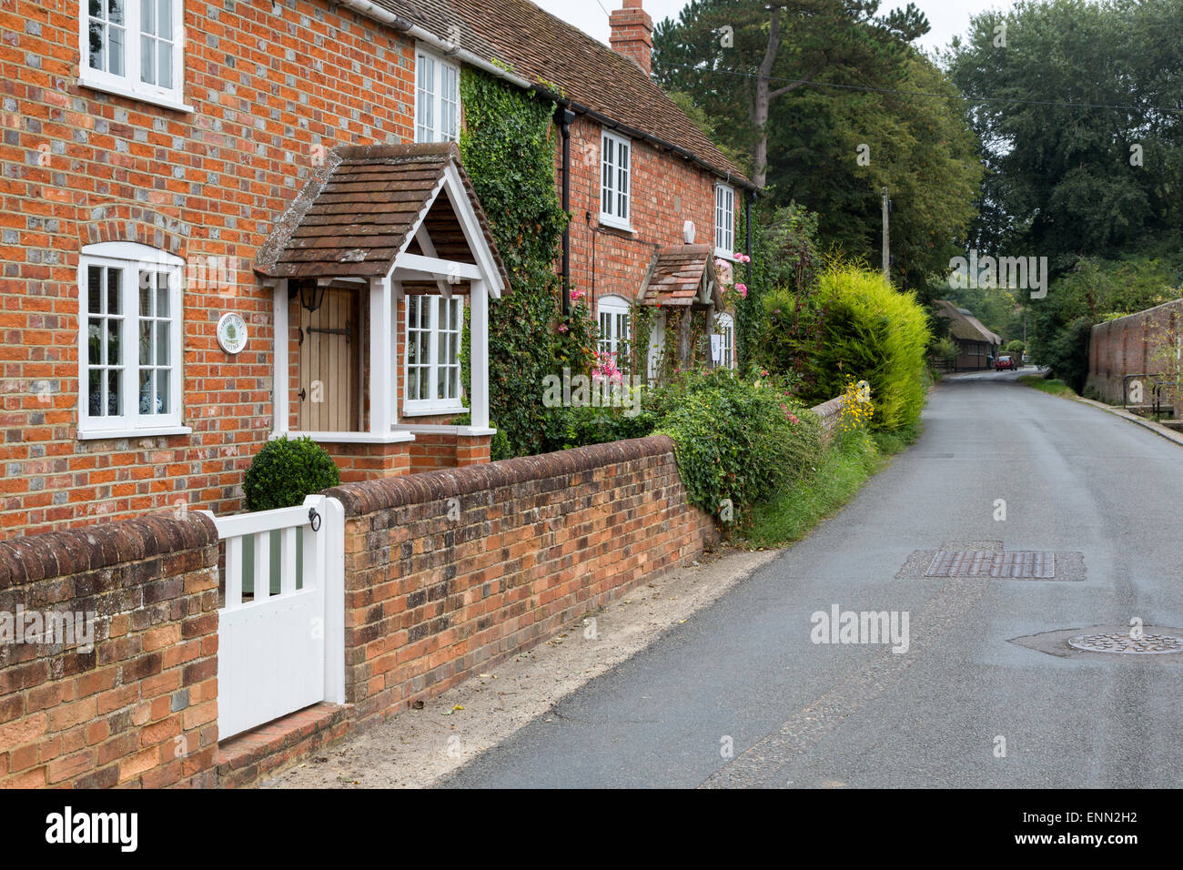 Regno Unito, Inghilterra, Ewelme. Vicolo tranquillo in un piccolo villaggio inglese. Foto Stock