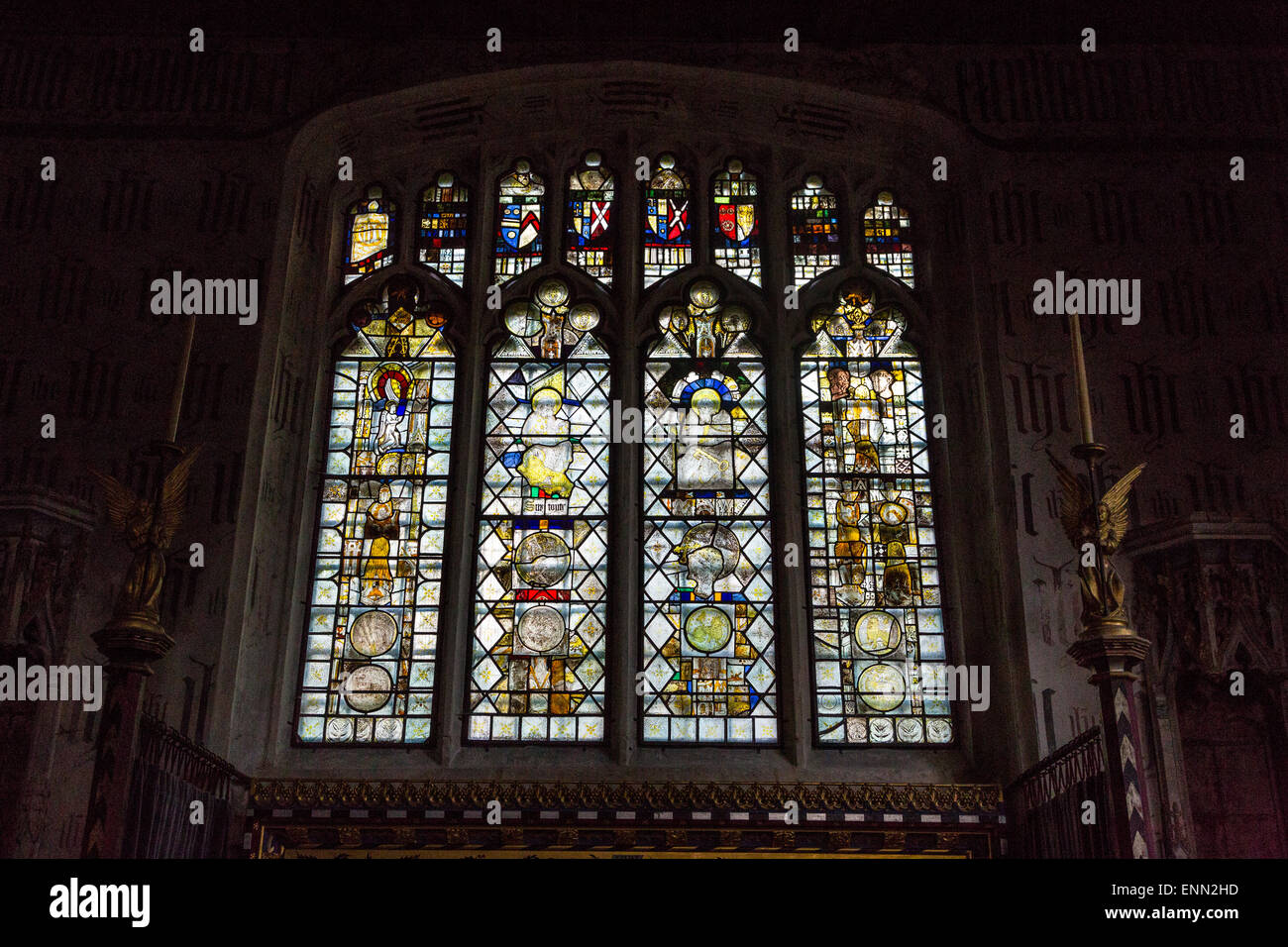 Regno Unito, Inghilterra, Ewelme. Santa Maria la Vergine Chiesa. Finestra, frammenti medievali di vetro macchiato, sopra altare di San Giovanni Battista. Foto Stock