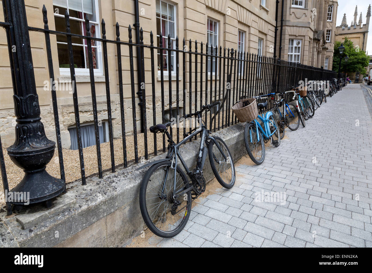 Regno Unito, Inghilterra, Oxford. Le biciclette parcheggiate lungo il marciapiede. Foto Stock