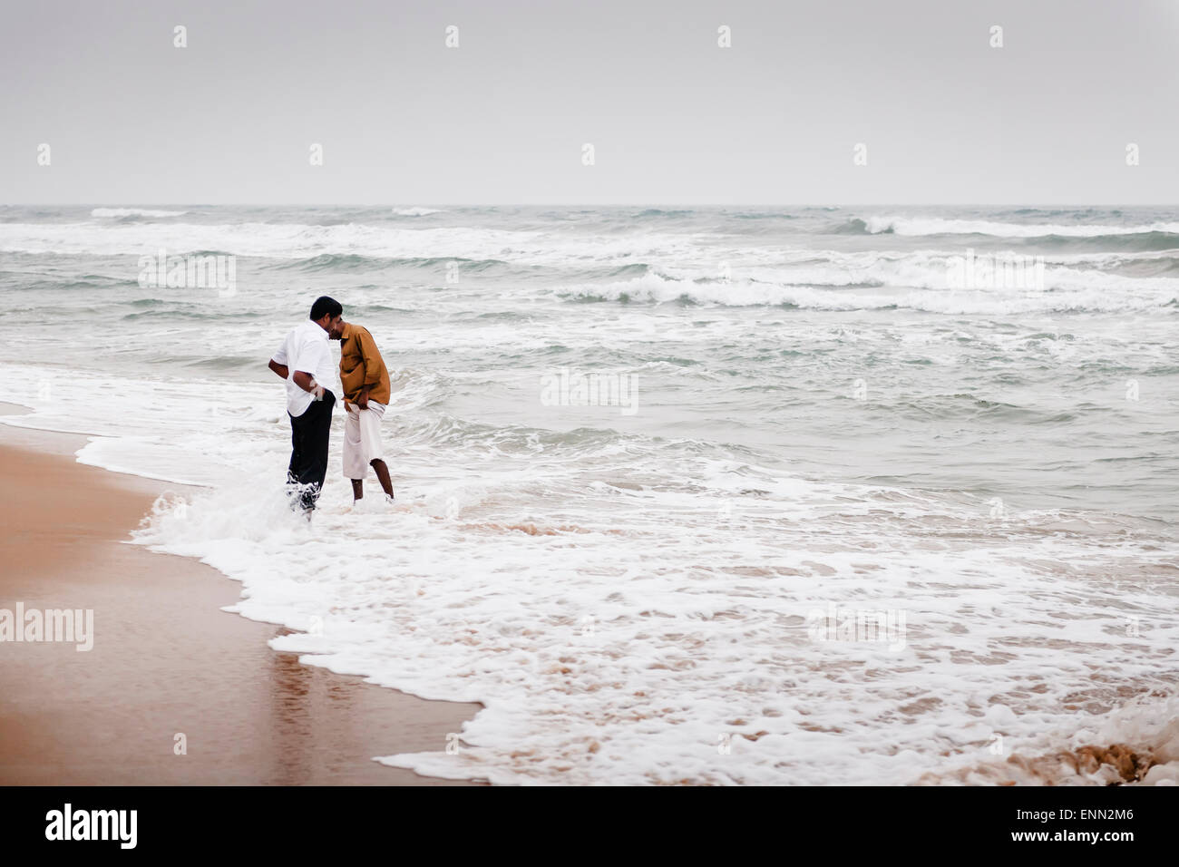 Persone il raffreddamento a Mamallapuram beach. Foto Stock