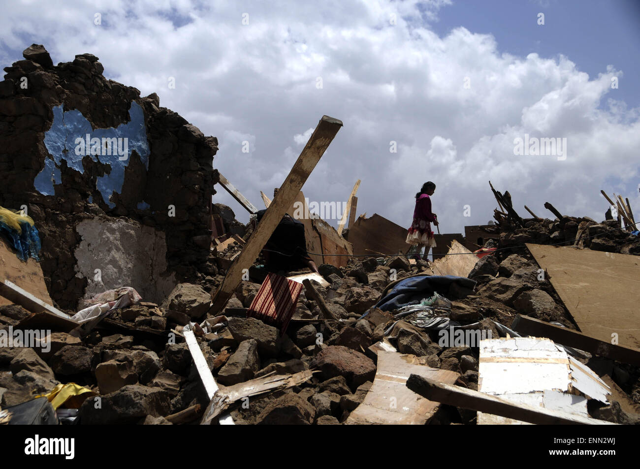 Sanaa, Yemen. 8 Maggio, 2015. Una famiglia yemenita visiti la loro casa che era stato distrutto durante le incursioni aeree della Saudi-led le forze di coalizione al villaggio Hadda in Sanaa, Yemen, 8 maggio 2015. © Hani Ali/Xinhua/Alamy Live News Foto Stock