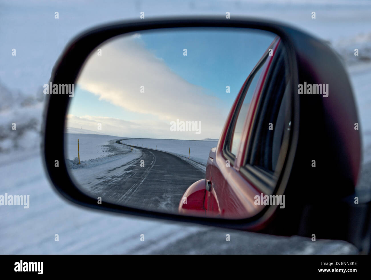 Strada innevata che riflette nell'ala specchio di un 4x4 pick up truck Foto Stock