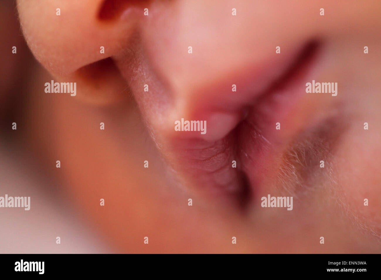 Neonato dettaglio dalle sue labbra, il naso e i capelli. Foto Stock