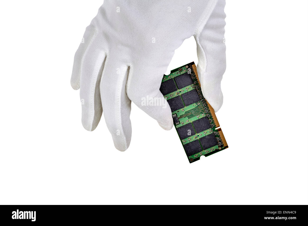 Un computer chip di memoria a mano con mano nel guanto bianco e isolato su bianco Foto Stock