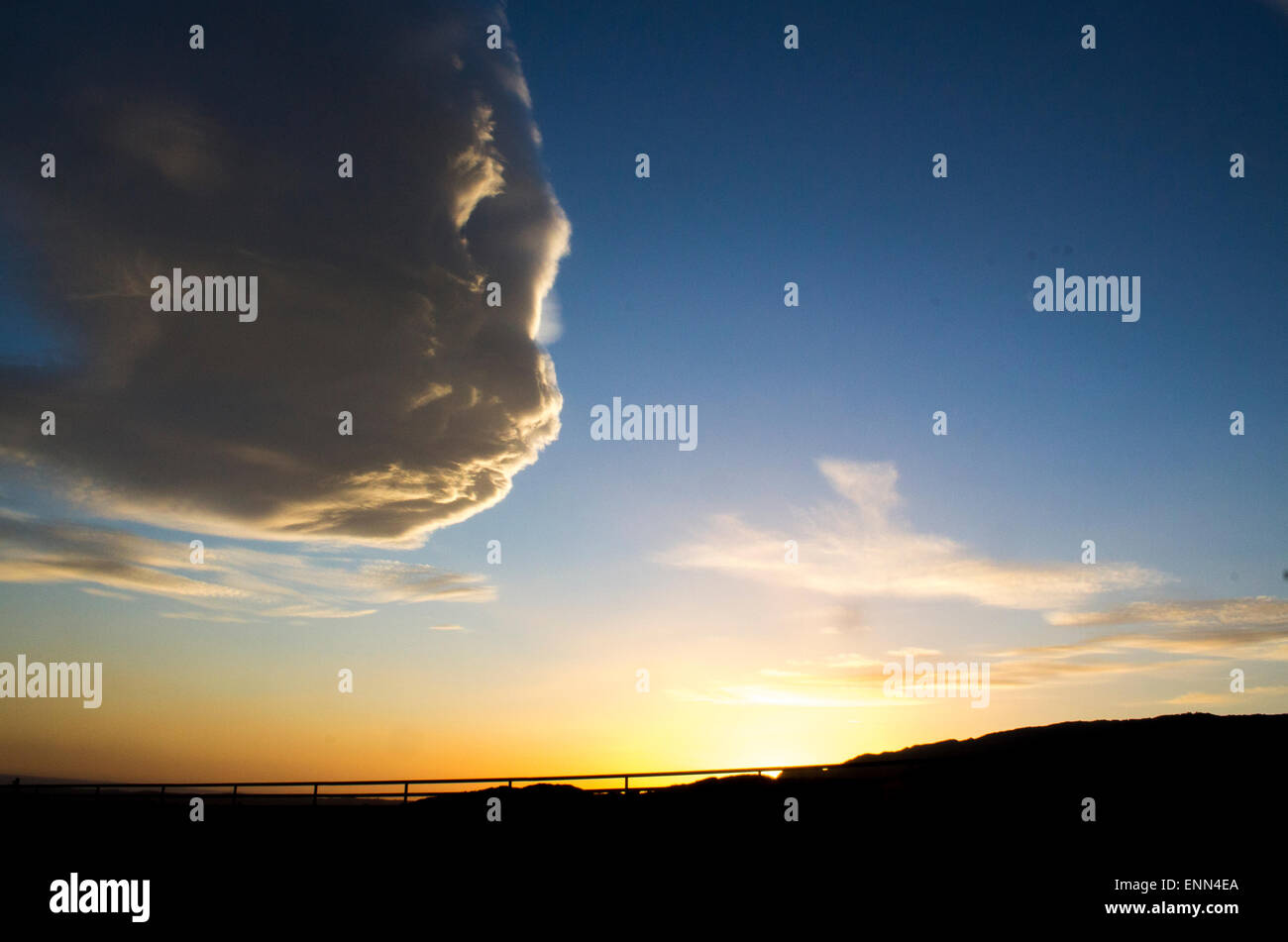 Autostrada tramonto con enorme nube Foto Stock