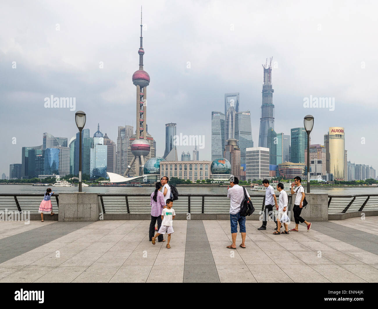 Edifici a waterfront Oriental Pearl Tower, Fiume Huangpu, Lujiazui, il Bund, Shanghai, Cina Foto Stock