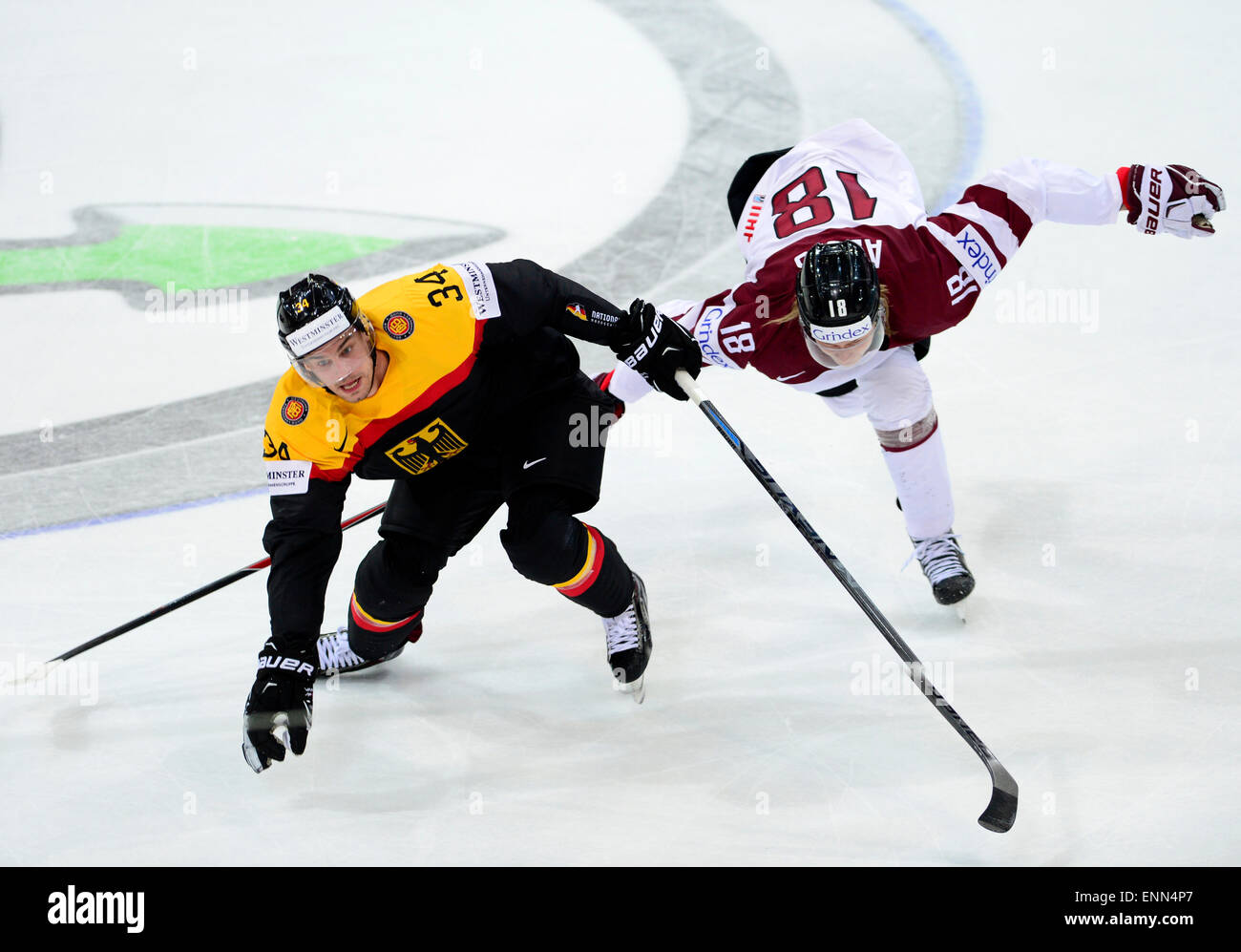 Praga, Repubblica Ceca. 8 Maggio, 2015. Da sinistra il tedesco defender Benedikt Kohl e il lettone avanti Rodrigo Abols in azione durante i Campionati del Mondo di disco su ghiaccio Gruppo un match vs Germania Lettonia a Praga, Repubblica Ceca, 8 maggio 2015. Credito: Roman Vondrous/CTK foto/Alamy Live News Foto Stock