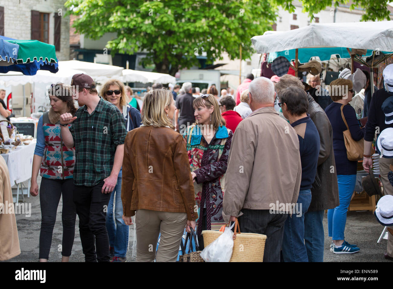 Conversazione sociale presso il mercato domenicale di Montcuq in Francia Foto Stock