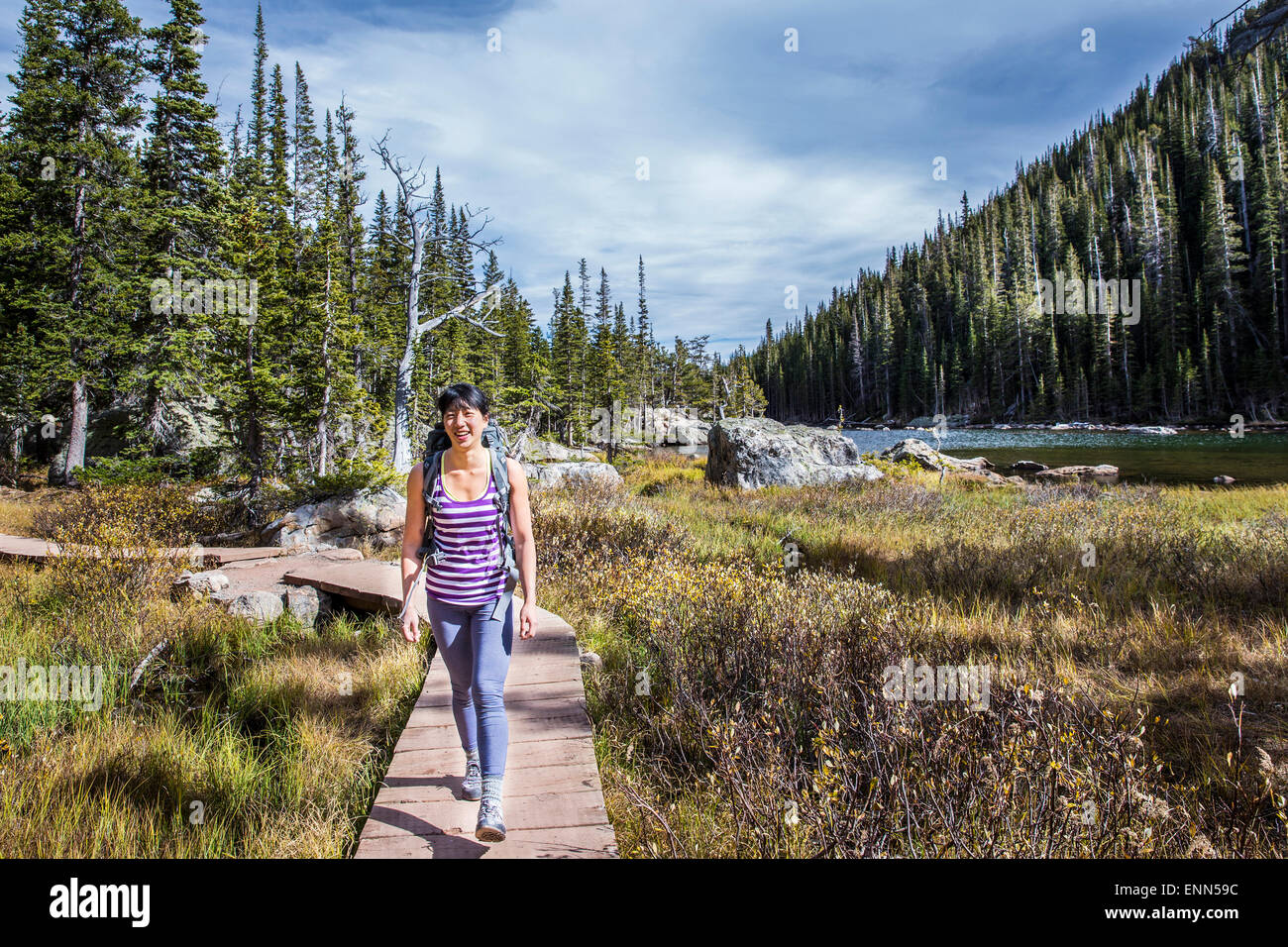 Giovani asiatici escursionista femmina nel Parco Nazionale delle Montagne Rocciose Foto Stock