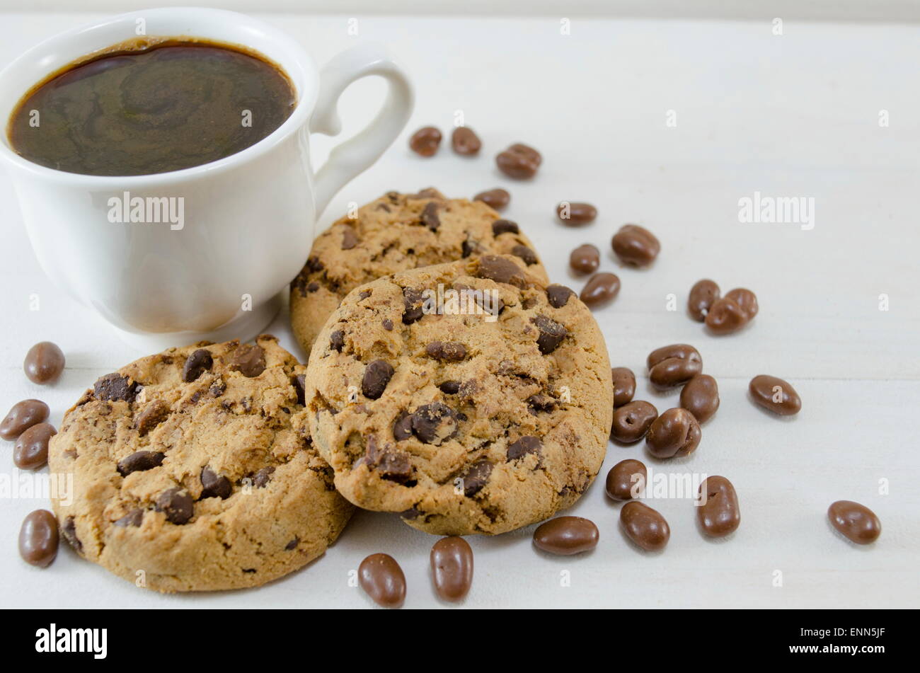 I biscotti al cioccolato e una tazza di caffè su bianco Foto Stock