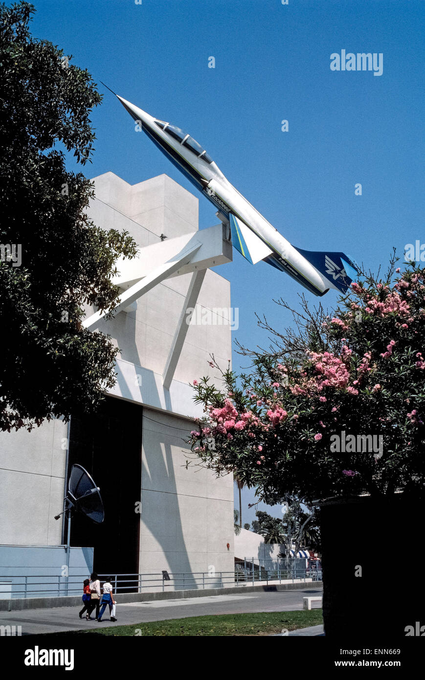 Un Lockheed F-104 Starfighter getto supersonico piano è montato sul lato del disegno Galleria di fondazione dell'aria e dello spazio presenta la costruzione presso il California Science Center di Los Angeles, California, USA. Gli Stati Uniti Air Force procurata circa 300 Starfighters a seguito della F-104's volo iniziale nel 1954. È stato il primo aereo a volare a due volte la velocità del suono e impostare un mondo record di velocità in mph 1.404 nel 1959. Che è stata seguita un anno più tardi da un mondo altitudine record di 103,395 piedi. Nel 1984 l'edificio che supporta il piano è la prima grande opera pubblica dal famoso architetto Frank Gehry. Foto Stock