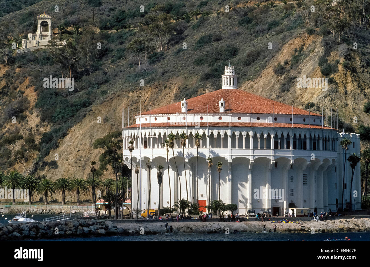 L'elegante Catalina Casino è un punto di riferimento e di grande attrazione turistica nel borgo marinaro di Avalon sull isola di Santa Catalina che è a 22 miglia (35 chilometri) dalla costa del sud della California, Stati Uniti d'America. Edificio rotondo aperto nel 1929 con una sala da ballo sul suo piano che può contenere 3.000 danzatori. Il piano inferiore offre un 1,154-seat movie theatre, e una volta era la casa di Catalina Island Museum. L'isola del proprietario, chewing-gum magnate William Wrigley Jr., costruito questo $2 milione di Art Deco showplace che non ha il gioco d'azzardo ma è un popolare luogo di incontro per la comunità e per i visitatori. Foto Stock