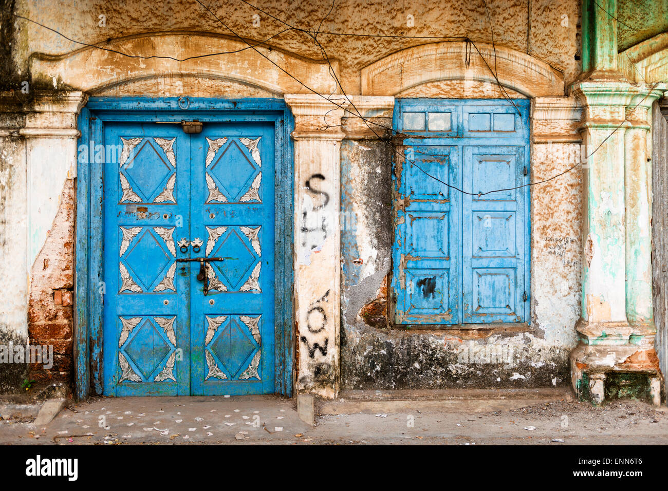 Un vecchio blu ornati porta e finestra nell'antica citta' coloniale di Fort Kochi. Foto Stock