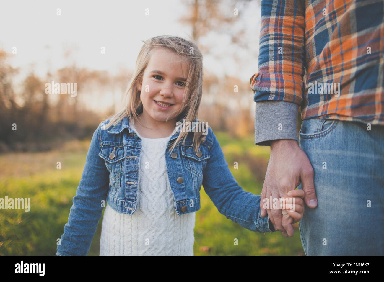 Un padre tiene per mano con la sua figlia. Foto Stock