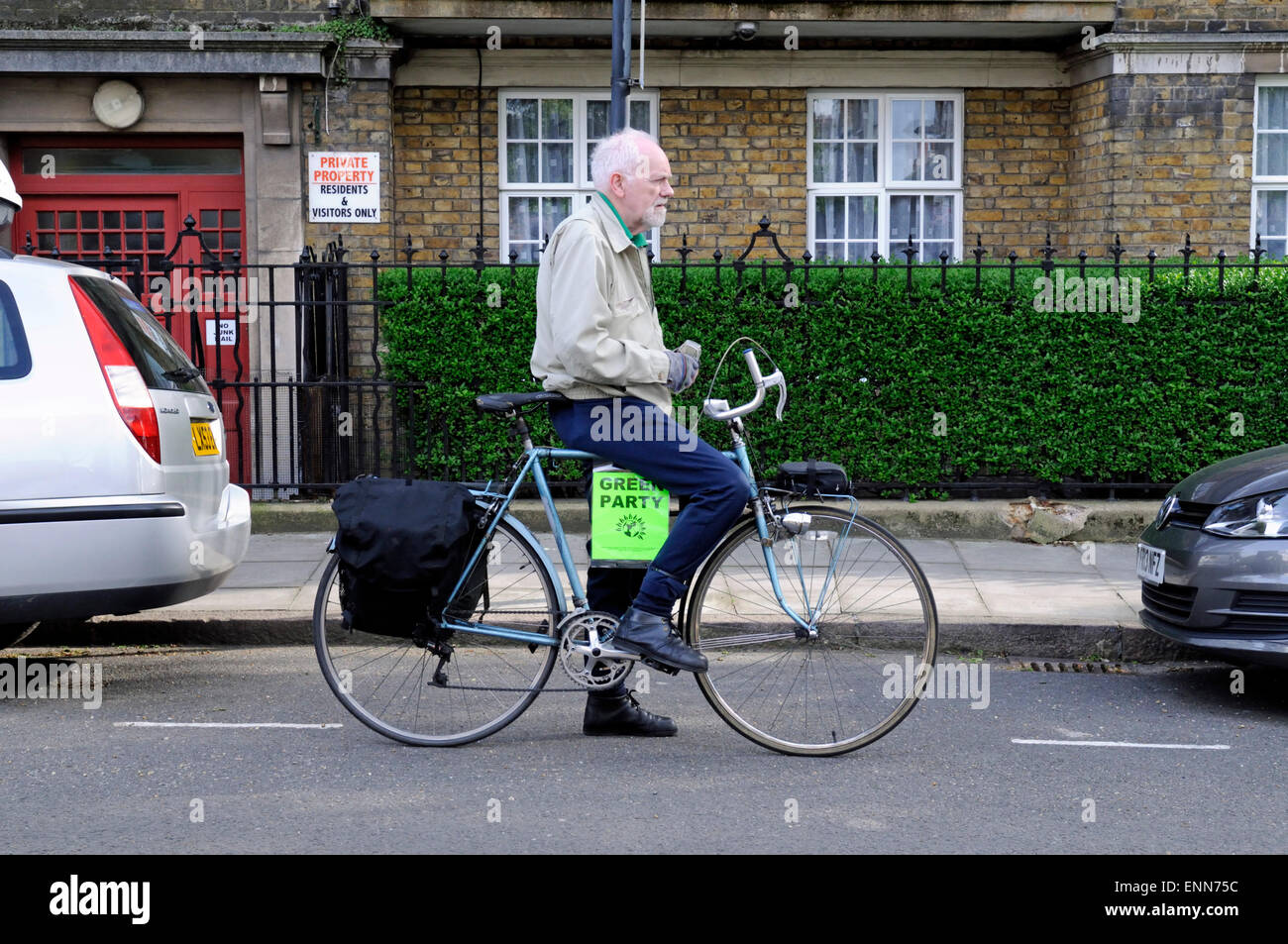 Verde attivista Partito sulla sua moto, elezioni generali 2015, Highbury, Islington Nord Constituancy, Londra Inghilterra Gran Bretagna REGNO UNITO Foto Stock