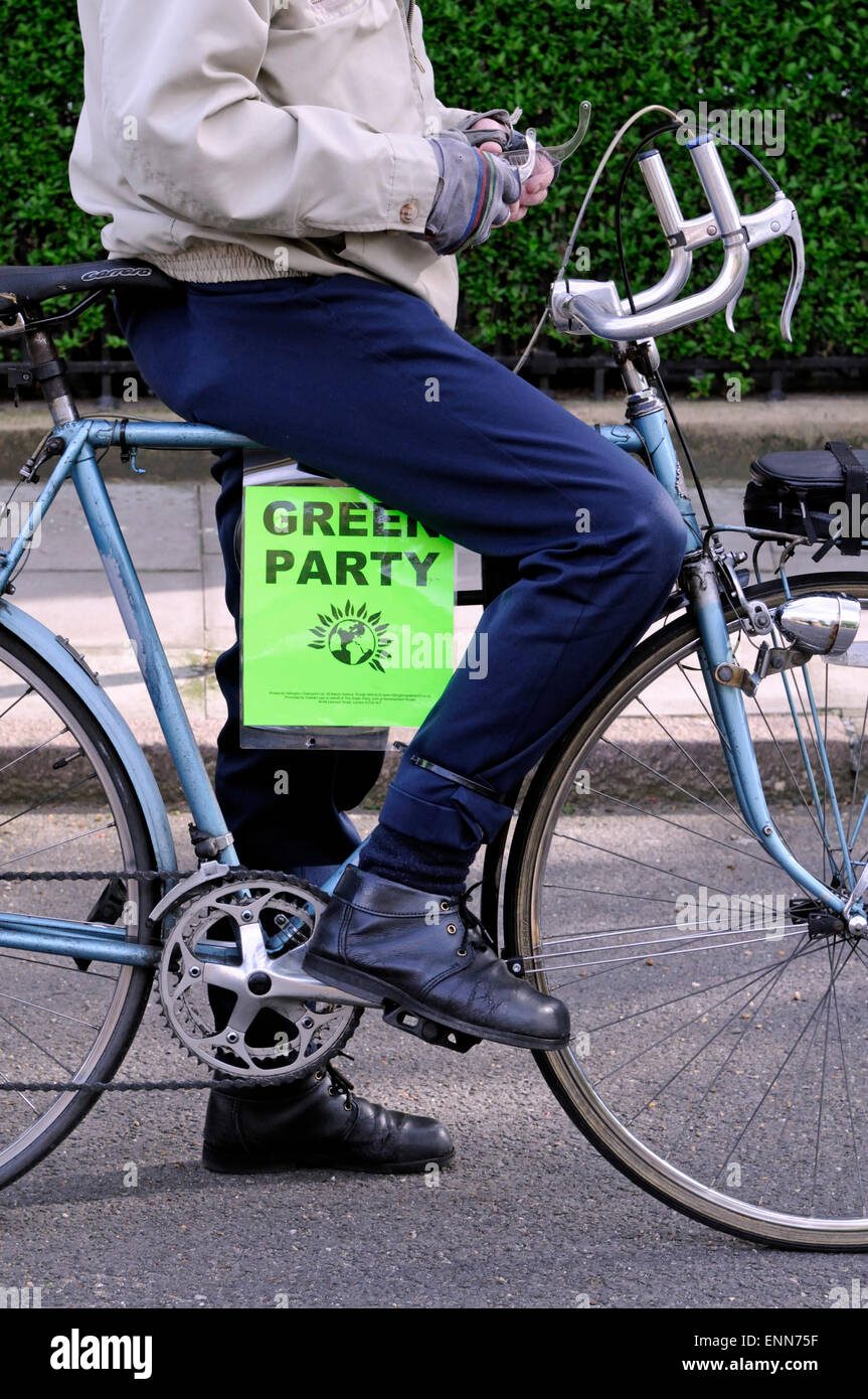 Partito dei Verdi poster su bike cavalcato da attivista, elezioni generali 2015, Highbury, Islington Nord Constituancy, Londra Inghilterra REGNO UNITO Foto Stock