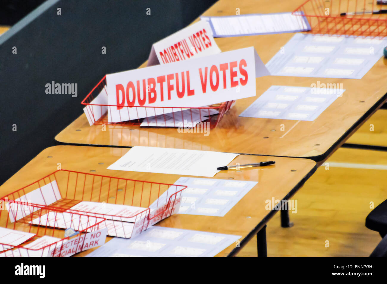 Vassoio per 'Doubtful voti" a elezioni generali britanniche centro di conteggio Foto Stock