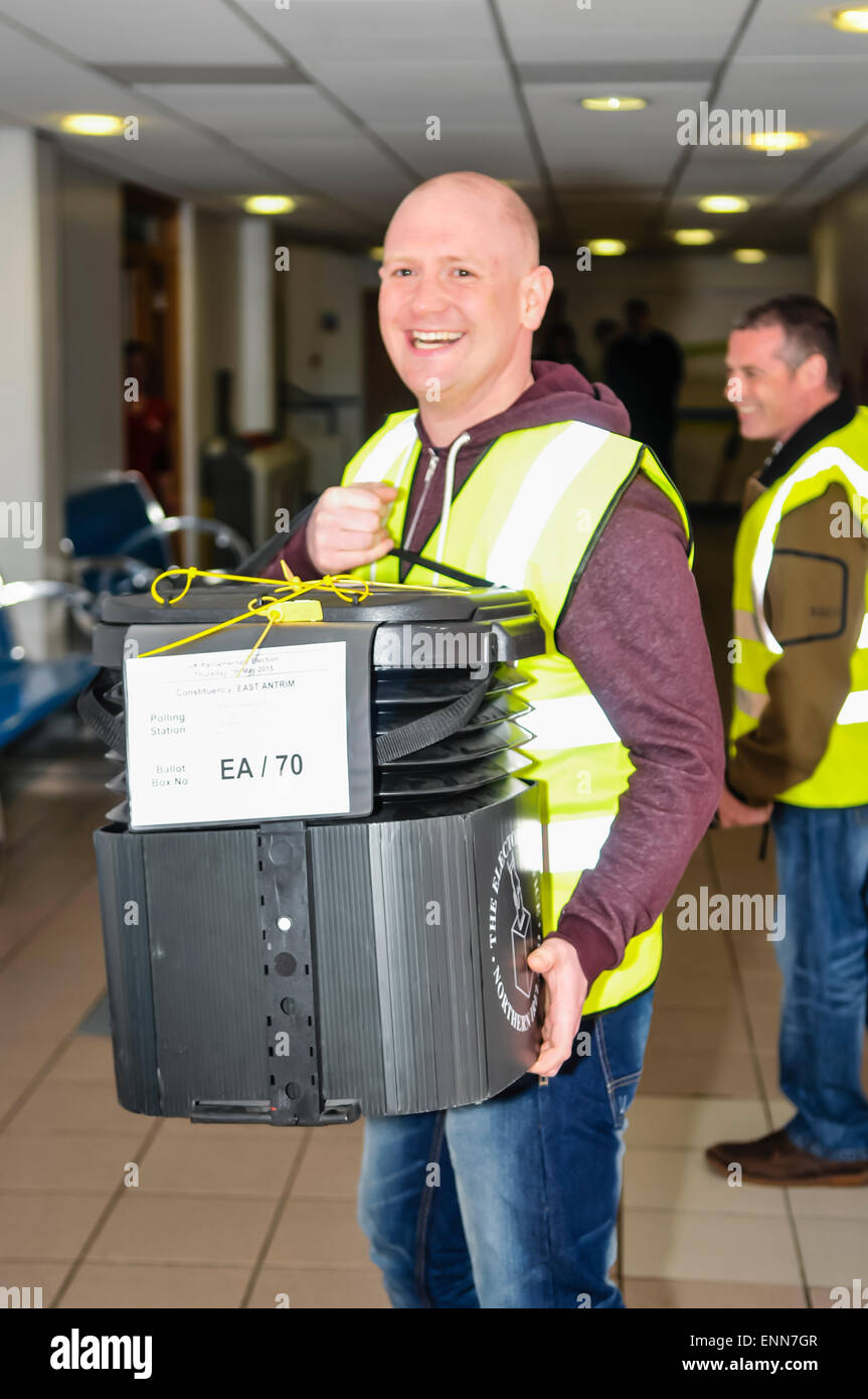 Il primo scrutinio box arriva in corrispondenza di una stazione di conteggio durante un'elezione generale BRITANNICA Foto Stock