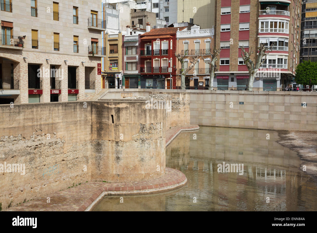 Vecchie mura della città presso il mercato vecchio, Alzira, Valencia, Spagna Foto Stock