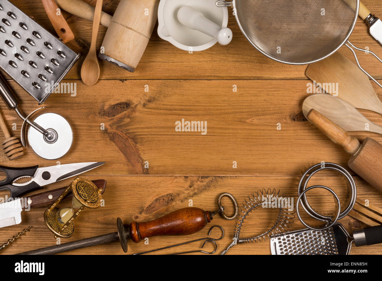 Una selezione di utensili da cucina con spazio per il testo Foto Stock