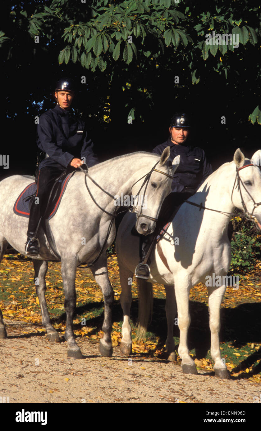 BEL, Belgio, a Bruxelles, la polizia a cavallo presso il Parco Leopold. BEL, Belgien, Bruessel, berittene Polizei im Parco Leopold. Foto Stock