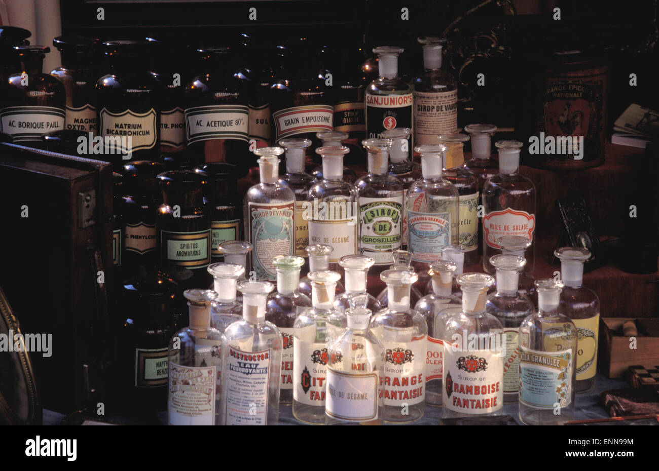 BEL, il Belgio, Bruxelles, farmacia bottiglie in corrispondenza del mercato di antiquariato sulla Place du Grand Sablon. BEL, Belgien, Bruessel, Apotheken Foto Stock