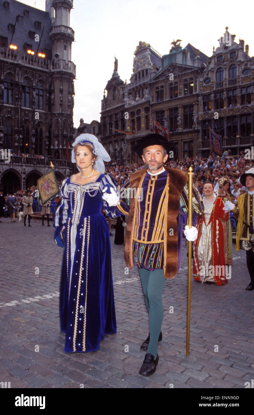 L'Europa, in Belgio, a Bruxelles, i partecipanti del festival Ommegang presso la Grand Place [l'Ommegang è stato originariamente creato per Foto Stock