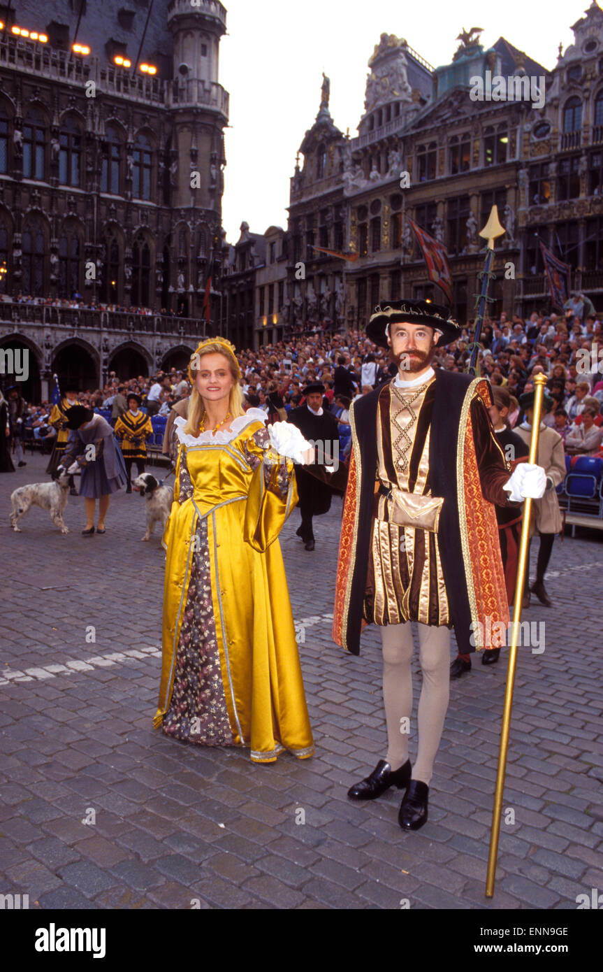 L'Europa, in Belgio, a Bruxelles, i partecipanti del festival Ommegang presso la Grand Place [l'Ommegang è stato originariamente creato per Foto Stock