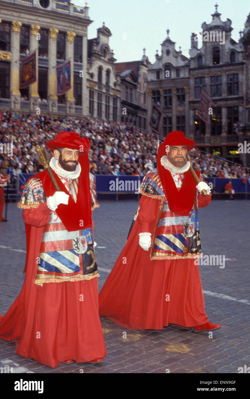 L'Europa, in Belgio, a Bruxelles, i partecipanti del festival Ommegang presso la Grand Place [l'Ommegang è stato originariamente creato per Foto Stock