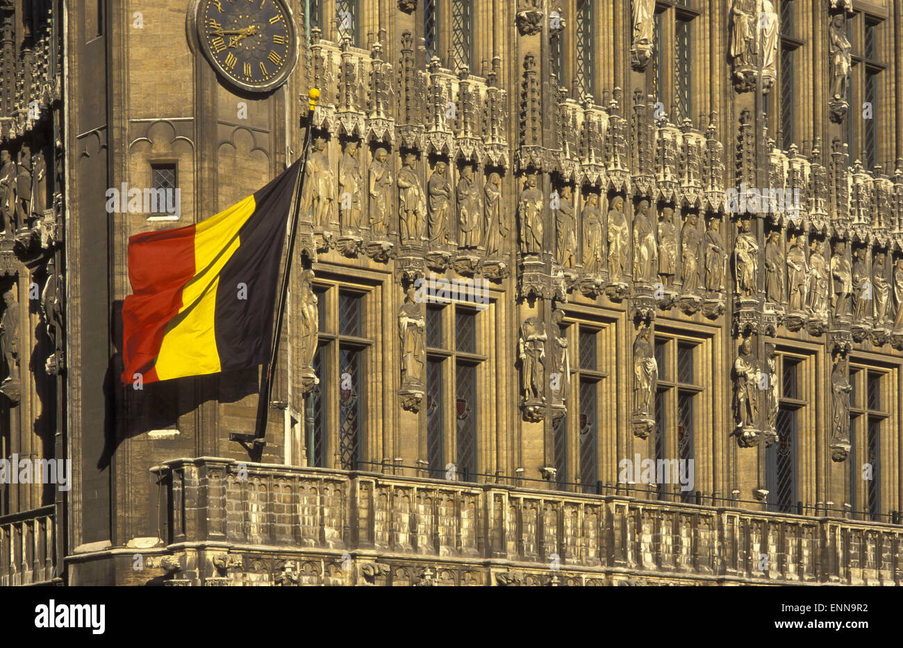 L'Europa, il Belgio, Bruxelles, bandiera presso il municipio presso la Grand Place. - Europa, Belgien, Bruessel, Fahne am Rathaus am Grand Pla Foto Stock