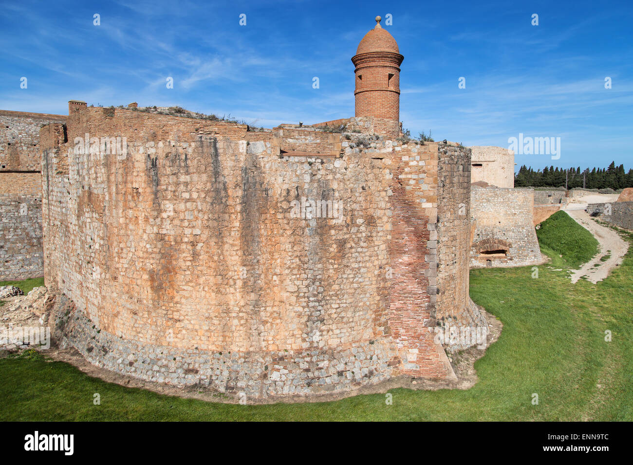 Fossato e bastioni della fortezza di Salses-le-Chateau, Languedoc Roussillon, Francia. Foto Stock