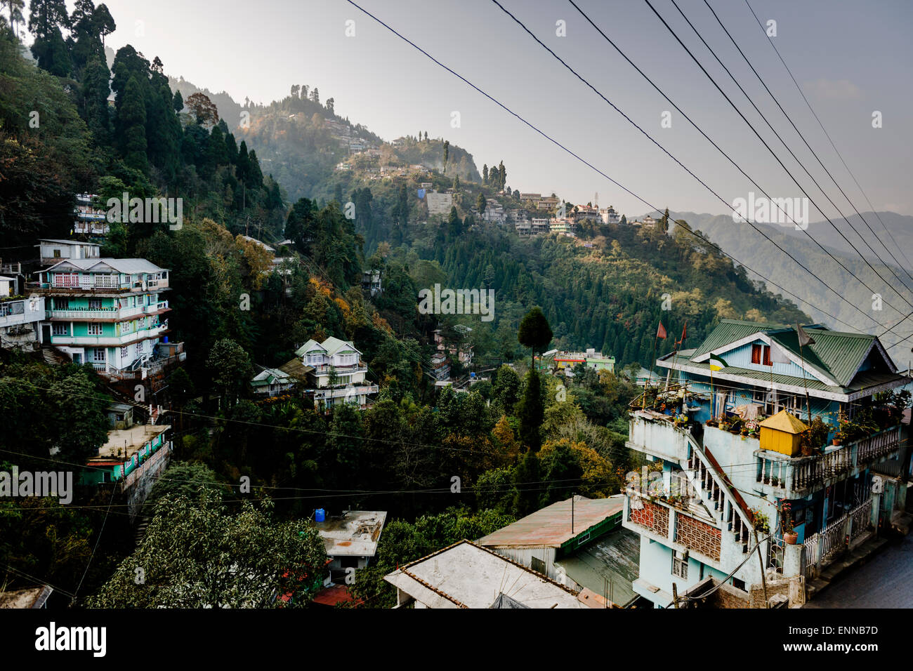 Visualizza in basso la valle da Druk Sangak Choling Gompa, Ghum, Darjeeling. Foto Stock